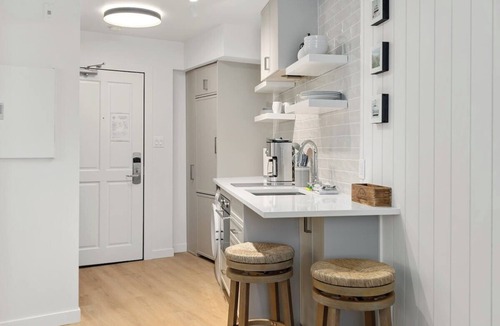 Village North Hotel | KING Bed - Premium Suite - Ski Valet - Village