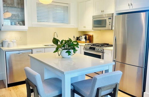 Kitsilano Apartment | Kitsilano Beach Retreat. Heritage fully equipped stylish suite for 2
