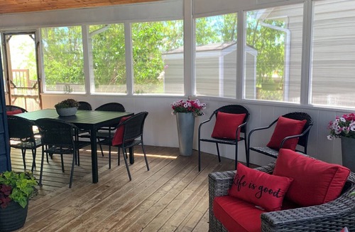 Vulcan County Cabin | Lake Cottage | Private Hot Tub, Pools, Beach | Boat Launch| Fire Pit | Sleeps 12