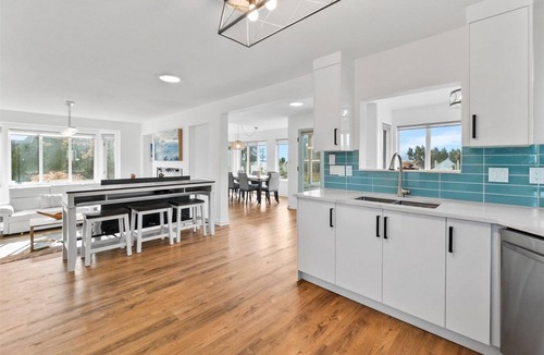 South Central House | Lake Front 5 bedroom house walking distance to DT Kelowna
