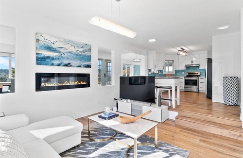 South Central House | Lake Front 5 bedroom house walking distance to DT Kelowna