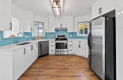 South Central House | Lake Front 5 bedroom house walking distance to DT Kelowna