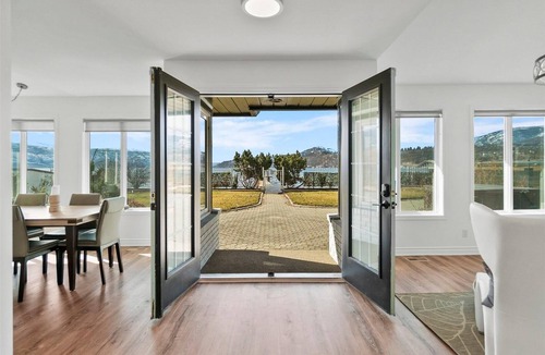South Central House | Lake Front 5 bedroom house walking distance to DT Kelowna