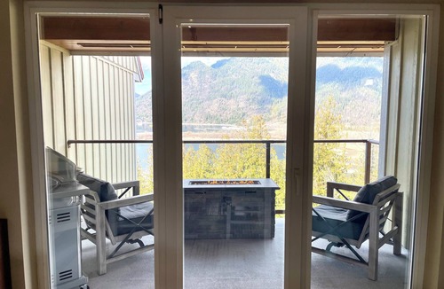 Sicamous House | Lake & Mountain View Retreat with Fire Table and 2 Balconies - Sleeps 6