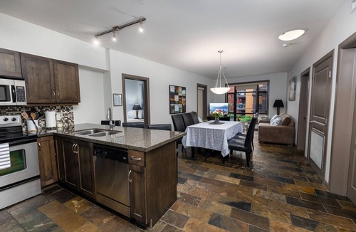 South Pandosy Condo | 💫 Lake Resort upgraded spacious dream vacation home with GYM near beach
