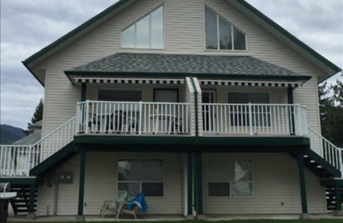 Sicamous House | Lake Side, Private Beach, Boat Slip, Gated Community on Mara Lake, BC