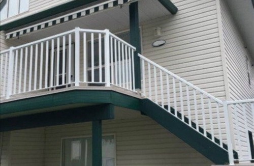 Sicamous House | Lake Side, Private Beach, boat slip, Gated Community in the town of Sicamous