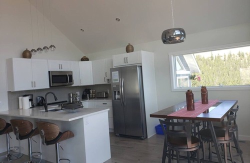 Central Okanagan Cottage | Lake View, New High ceiling, Luxurious Cottage