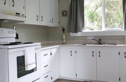 Salmo House | Lake view/Private farm/King bed/Salmo-Fruitvale