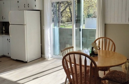 Salmo House | Lake view/Private farm/King bed/Salmo-Fruitvale