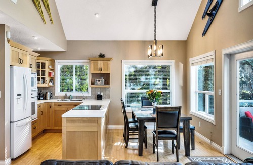 Westerose Cottage | Lakefront Retreat on Pigeon Lake Hot Tub+Starlink.