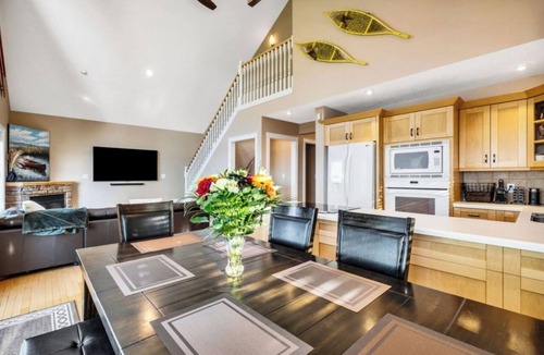 Westerose Cottage | Lakefront Retreat on Pigeon Lake Hot Tub+Starlink.