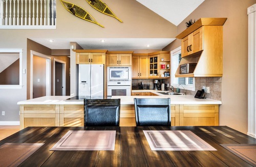 Westerose Cottage | Lakefront Retreat on Pigeon Lake Hot Tub+Starlink.