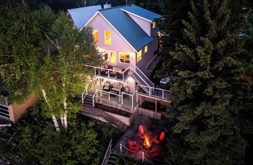Westerose Cottage | Lakefront Retreat on Pigeon Lake Hot Tub+Starlink.