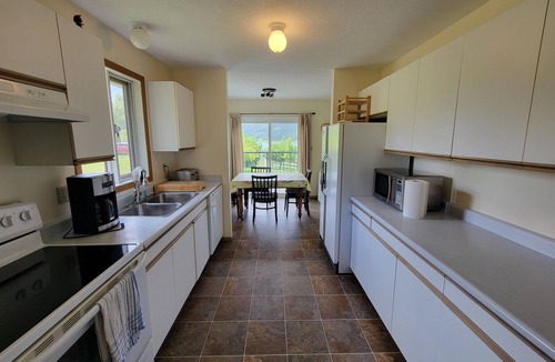 Fauquier Cottage | Lakeshore Cottage with Sandy Beach on Arrow Lake