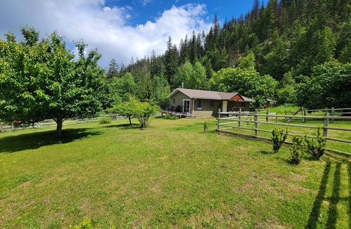 Fauquier Cottage | Lakeshore Cottage with Sandy Beach on Arrow Lake