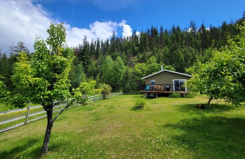 Fauquier Cottage | Lakeshore Cottage with Sandy Beach on Arrow Lake
