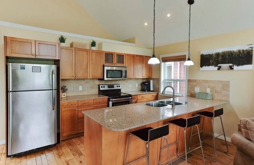 Central Okanagan House | Lakeside Den Pet + Family Friendly with Golf Cart