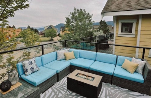 Central Okanagan House | Lakeside Den Pet + Family Friendly with Golf Cart