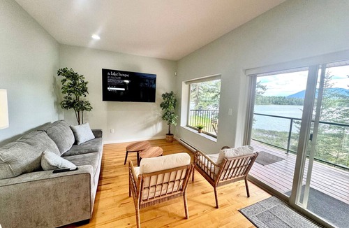Blind Bay Cabin | Lakeside Hot Tub Family-Friendly Cozy Retreat - Shuswap, BC | Bossa Nova Lodge