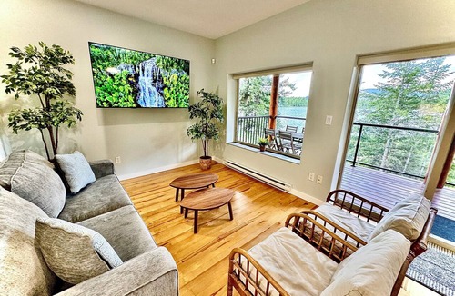 Blind Bay Cabin | Lakeside Hot Tub Family-Friendly Cozy Retreat - Shuswap, BC | Bossa Nova Lodge