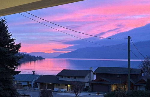 Central Okanagan House | Lakeside Retreat 1 minute to lake King Bed