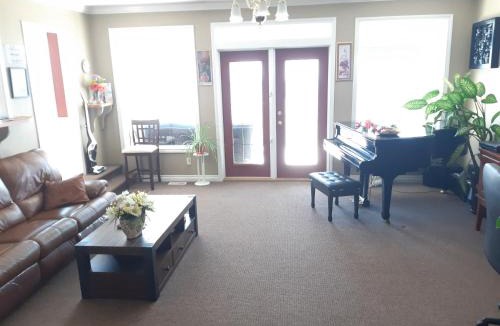 North End House | LakeView House with 4 rooms Kelowna near downtown & Knox Moutain