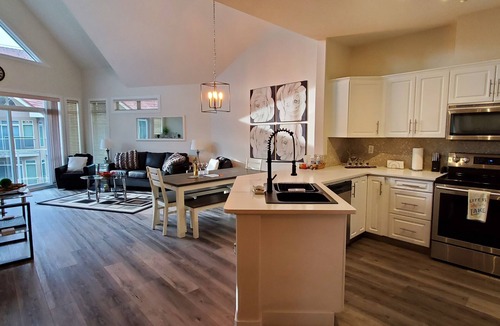 North End Condo | Lakeview loft-style condo at Discovery Bay Resort!