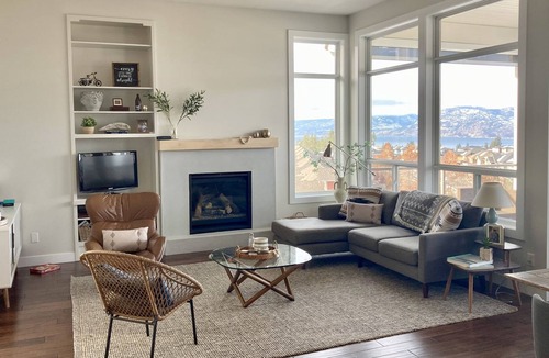 Southwest Mission House | LAKEVIEW Spacious Modern Home, large deck & hot tub, near wineries