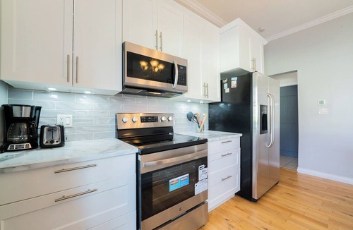 Regional District of Nanaimo House | Large Cozy Home Recently Renovated. Walking Distance to Downtown and Amenities