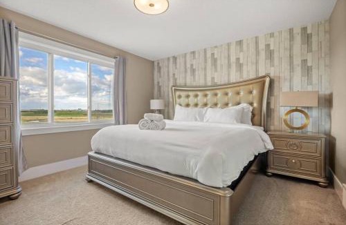 Northwest Edmonton House | Large Detached Near Anthony Henday in Albany with 2 Living Rooms, Netflix, Office Space, AC, Perfect for Families, Sleeps 13
