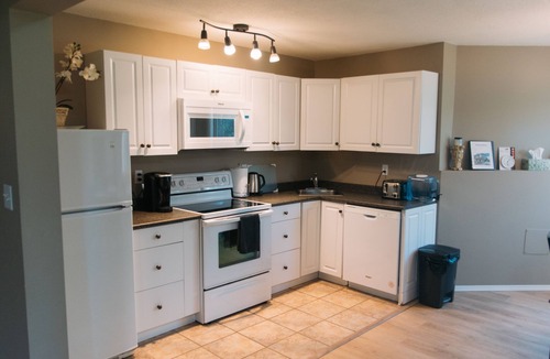 Red Deer House | Large house - 4 bedrooms 1600 sq ft, Large Acreage - 3 min south of Red Deer