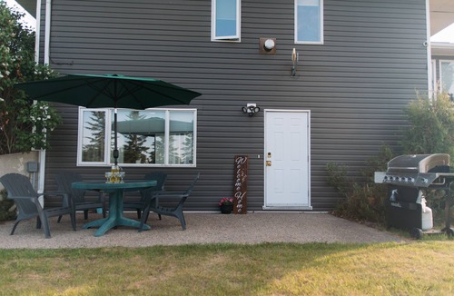 Red Deer House | Large house - 4 bedrooms 1600 sq ft, Large Acreage - 3 min south of Red Deer