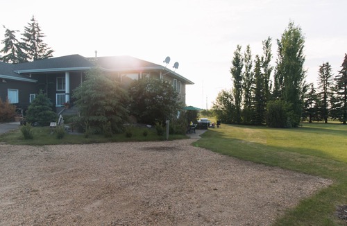 Red Deer House | Large house - 4 bedrooms 1600 sq ft, Large Acreage - 3 min south of Red Deer