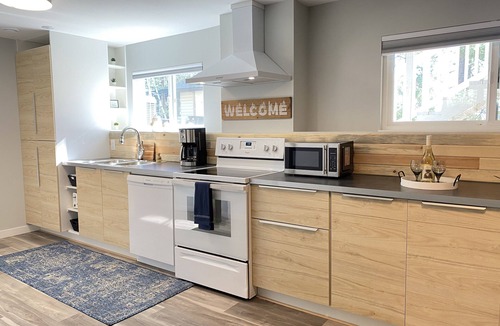 West Kelowna Estates House | Legal, spacious, modern! Full kitchen & lake views. WEEKLY/MONTHLY discounts