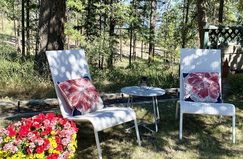 West Kelowna Estates House | Legal, spacious, modern! Full kitchen & lake views. WEEKLY/MONTHLY discounts
