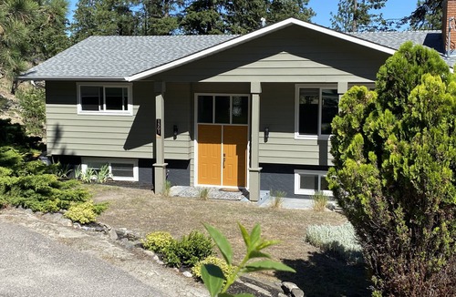 West Kelowna Estates House | Legal, spacious, modern! Full kitchen & lake views. WEEKLY/MONTHLY discounts