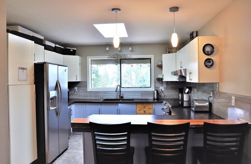 Crawford House | LICENSED! 3 Bedroom Family Home in Lower Mission