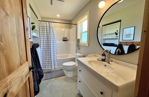 Juan de Fuca Electoral Area Cabin | Located on 160acres of Nature in Welcoming Shirley. Unwind at Cozy Bear Cabin