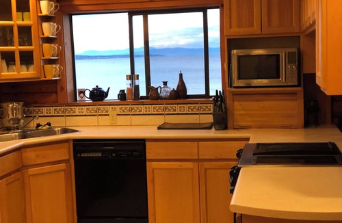Regional District of Nanaimo House | Log Home slps 14 beachfront hot tub, kayaks,canoe, fish clams/oysters from shore