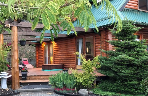 Regional District of Nanaimo House | Log Home slps 14 beachfront hot tub, kayaks,canoe, fish clams/oysters from shore