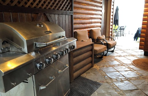 Regional District of Nanaimo House | Log Home slps 14 beachfront hot tub, kayaks,canoe, fish clams/oysters from shore
