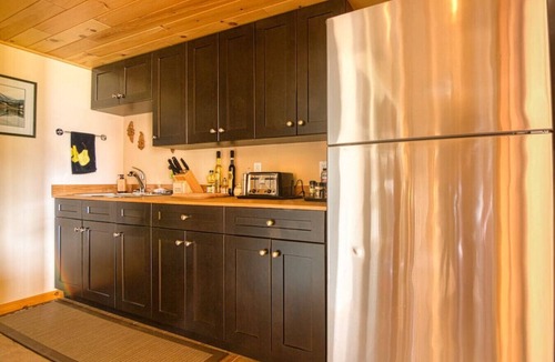Invermere Condo | Log Home w/Lake View & Backyard
