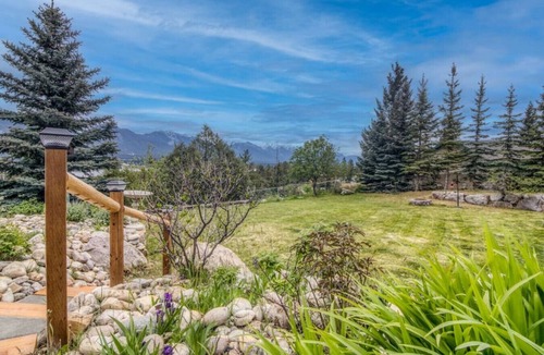 Invermere Condo | Log Home w/Lake View & Backyard