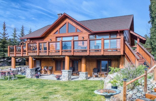 Invermere Condo | Log Home w/Lake View & Backyard