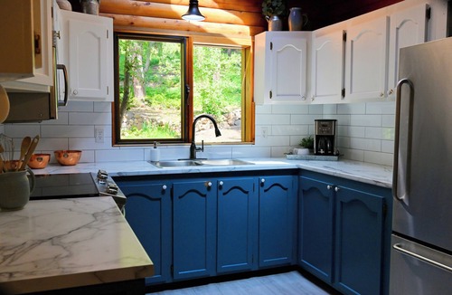 Vernon House | Log House on 5 Acres - pet friendly, A/C, BBQ, laundry, hike and bike trails