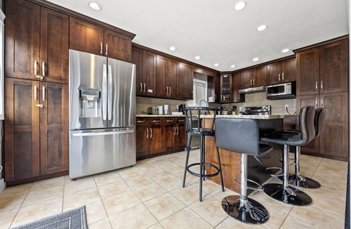 Marpole House | Lovely 4-bedroom house in Vancouver- Walk 9 Mins SkyTrain & Near YVR