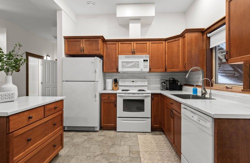 Sun Peaks Apartment | Lrg 1 Bedroom Suite -Bike Storage-Private Hot Tub!