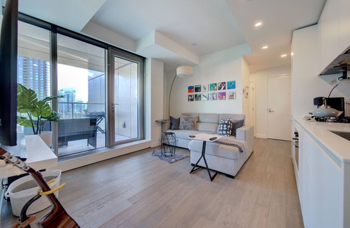 Downtown Vancouver Condo | Lux 1 bdrm private condo in Vancouvers most iconic building w AC and pool/gym