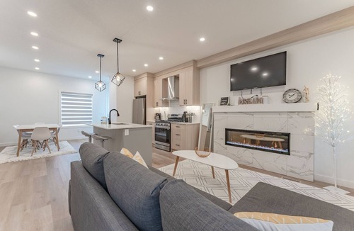 Capitol Hill House | LUX 4BD Sleeps 10! 5-Min to DT, Smart TV, Garage, AC, Fire, Capitol Hillnnnnn